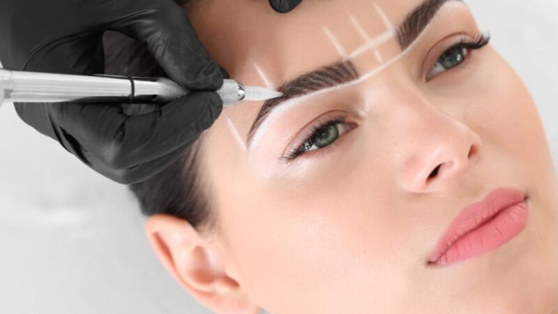 Como conseguir unas cejas nítidas y con volumen con el mejor microblading en Málaga