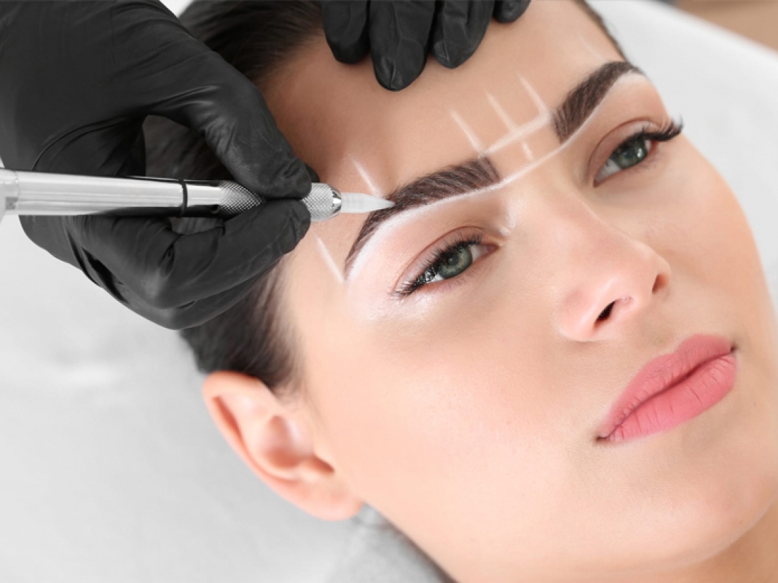 Como conseguir unas cejas nítidas y con volumen con el mejor microblading en Málaga